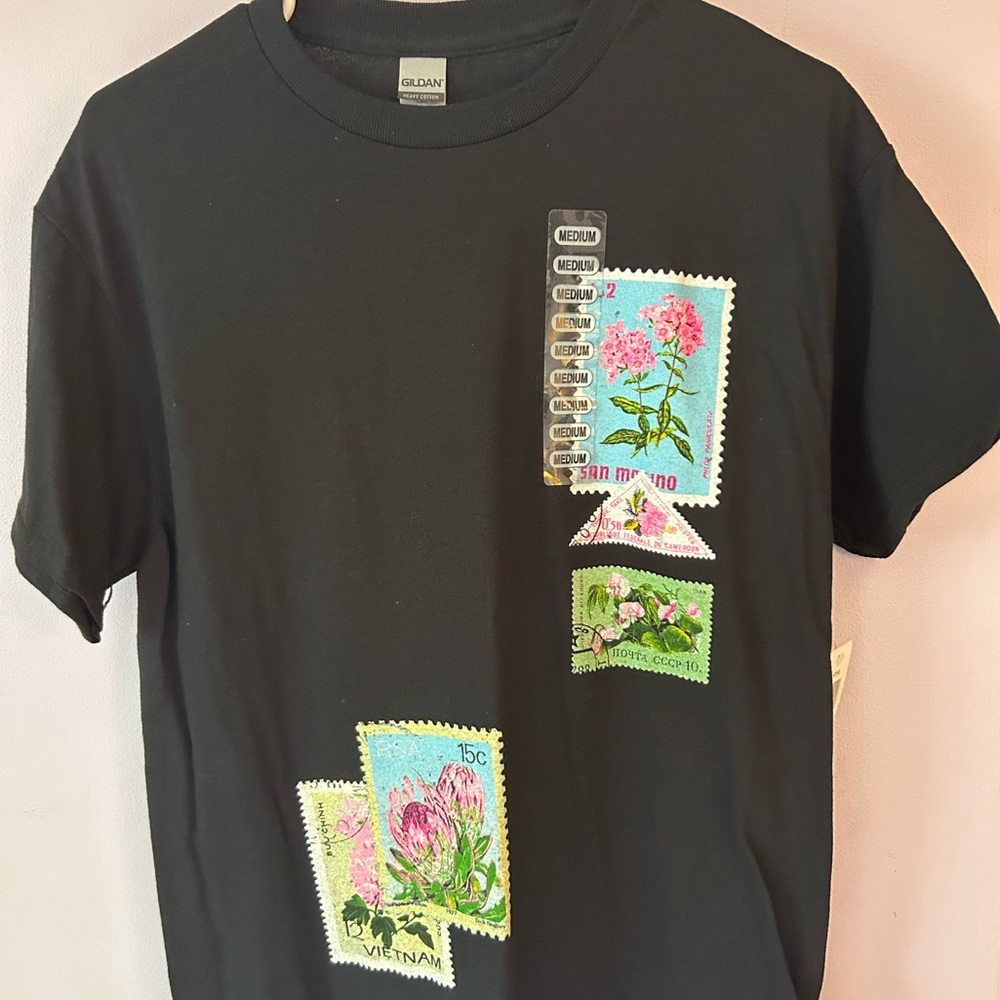 youth medium Gildan black graphic tee
